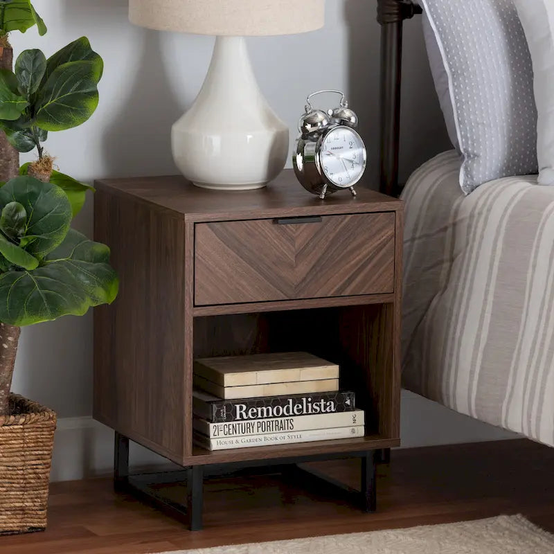 Table d'appoint en bois de style moderne avec finition noyer-brun, accents en métal noir et tiroir unique