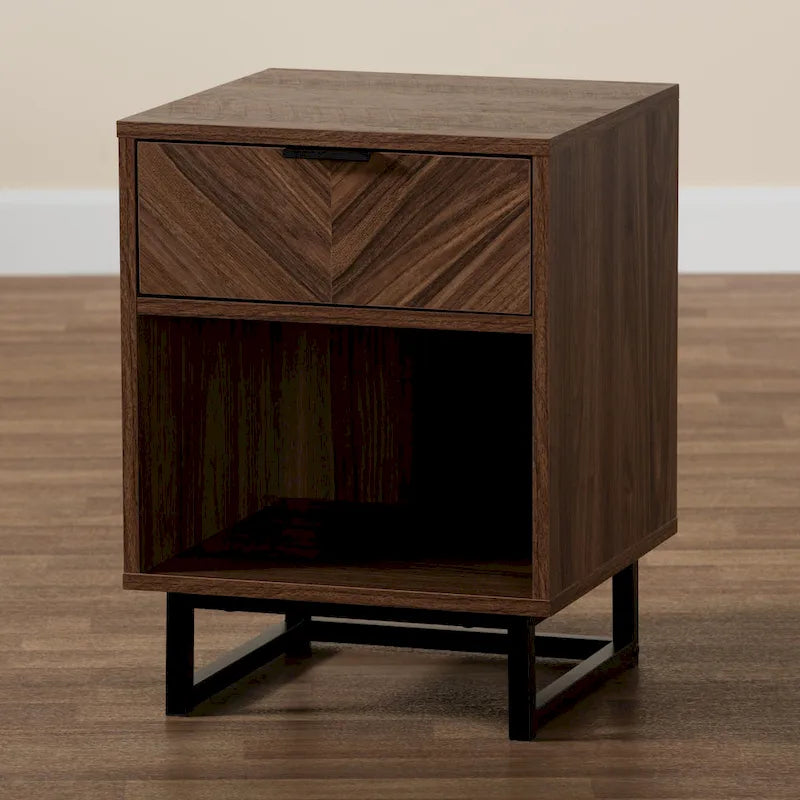 Table d'appoint en bois de style moderne avec finition noyer-brun, accents en métal noir et tiroir unique
