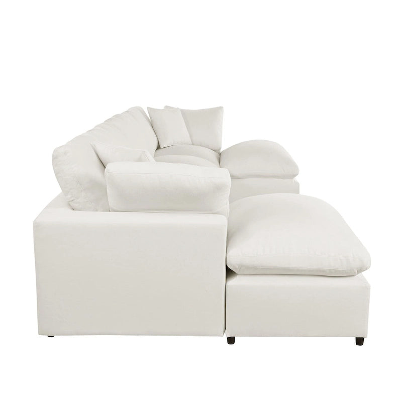 Un grand canapé d'angle moderne en U, doté de deux méridiennes spacieuses et d'un pouf amovible, parfait pour le salon.