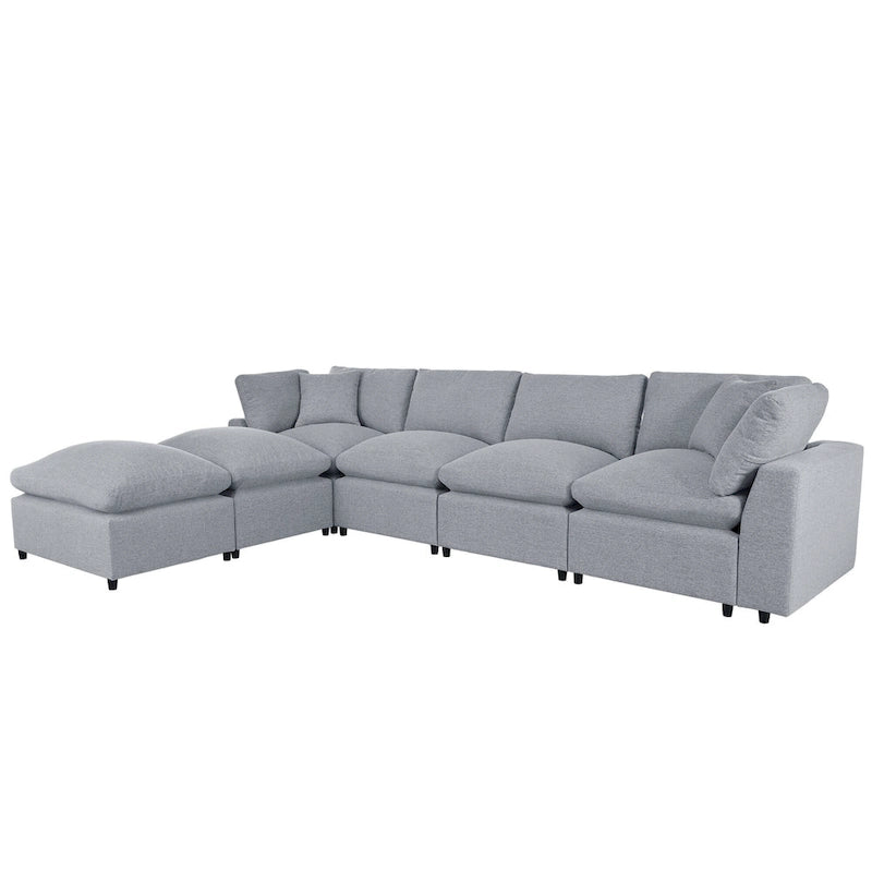 Un grand canapé d'angle moderne en U, doté de deux méridiennes spacieuses et d'un pouf amovible, parfait pour le salon.