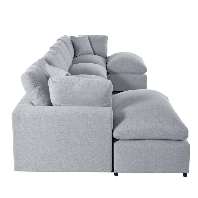 Un grand canapé d'angle moderne en U, doté de deux méridiennes spacieuses et d'un pouf amovible, parfait pour le salon.